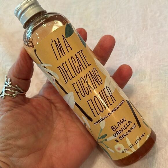 Blue Q Bubble Bath Delicate Flower Black Vanilla Bergamot - Picture 1 of 5